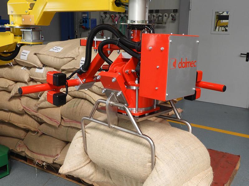 zakken ergonomisch heffen en tillen met een industriële tilhulp van Dalmec