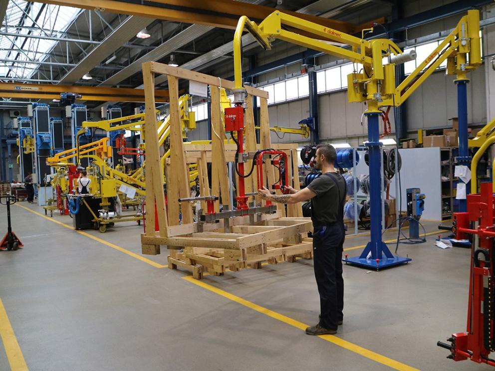 Meubels en frames gewichtloos heffen en tillen met Dalmec tilhulpen