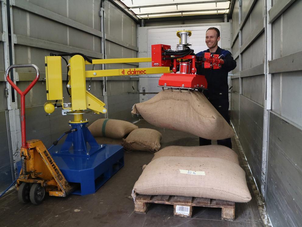 Jute zakken tillen en heffen met industriële tilhulpen van Dalmec
