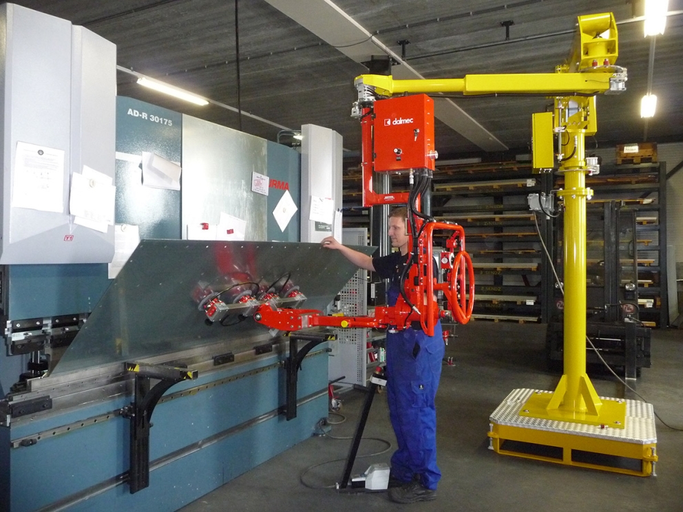 Platen tillen en heffen met pneumatische tilhulpen van Dalmec