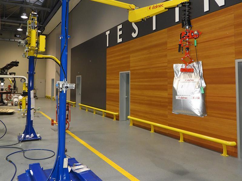 zakken ergonomisch heffen en tillen met een industriële tilhulp van Dalmec