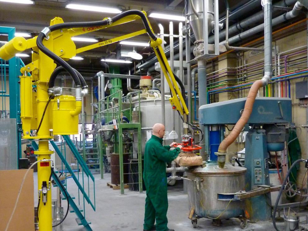 zakken ergonomisch heffen en tillen met een industriële tilhulp van Dalmec