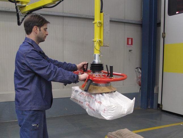 zakken ergonomisch heffen en tillen met een industriële tilhulp van Dalmec