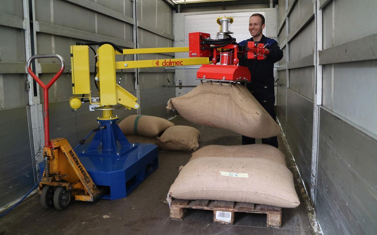 Serrage et levage de sacs de jute avec le manipulateur d'aide au levage Dalmec