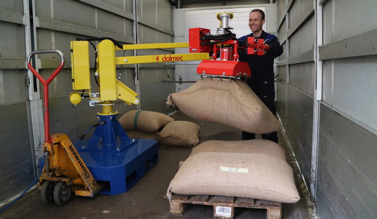 Jute zakken tillen en heffen met industriële tilhulpen van Dalmec