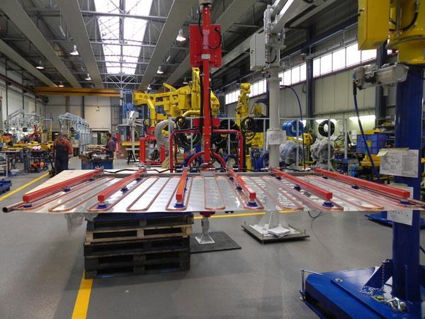 Platen tillen en heffen met pneumatische tilhulpen van Dalmec