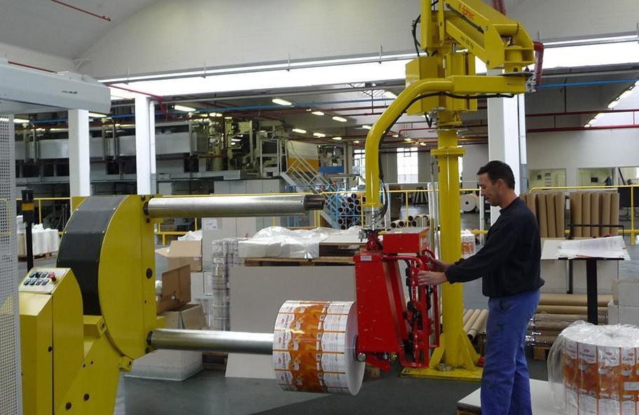 Rollen folie afnemen en kantelen met dalmec manipulator