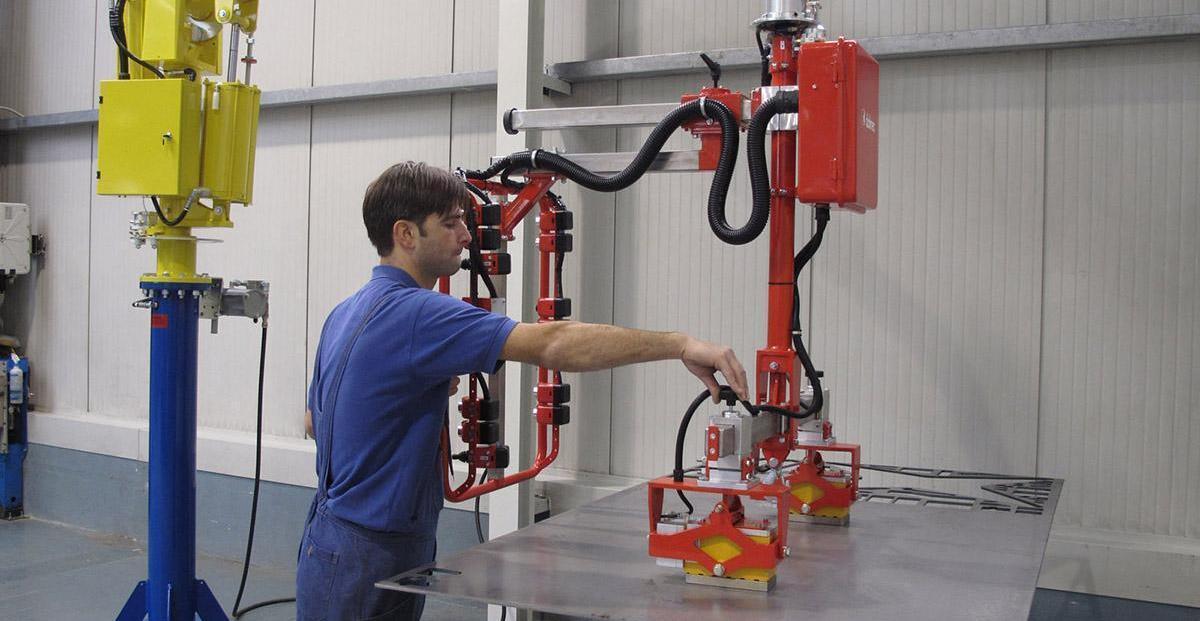 Efficient platen tillen en heffen met ergonomische tilhulp