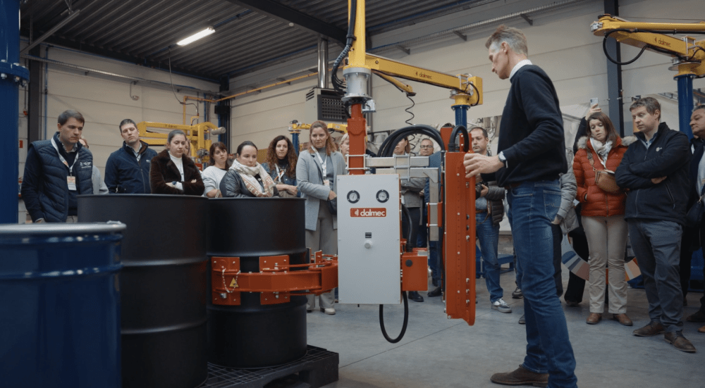Thierry demonstreert hoe moeiteloos tillen en heffen met Dalmec tilhulpen is