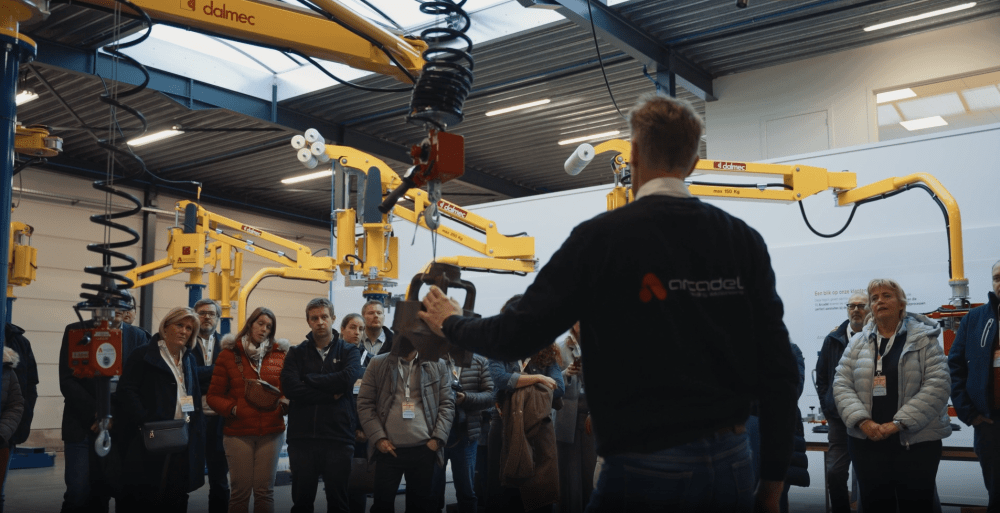Thierry demonstreert gewichtloosheid van Dalmec manipulator