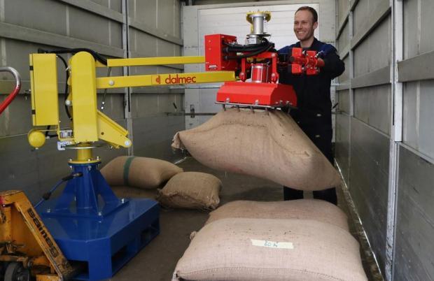 Serrage et levage de sacs de jute avec le manipulateur d'aide au levage Dalmec