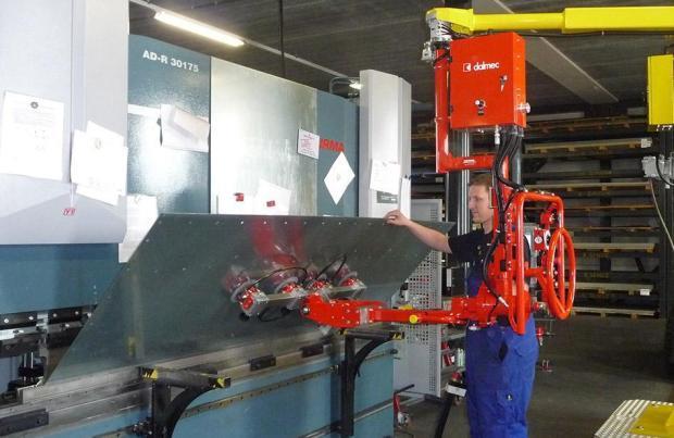 Ergonomisch en efficient platen op plooibank draaien, kantelen, en plaatsen met een Dalmec manipulator